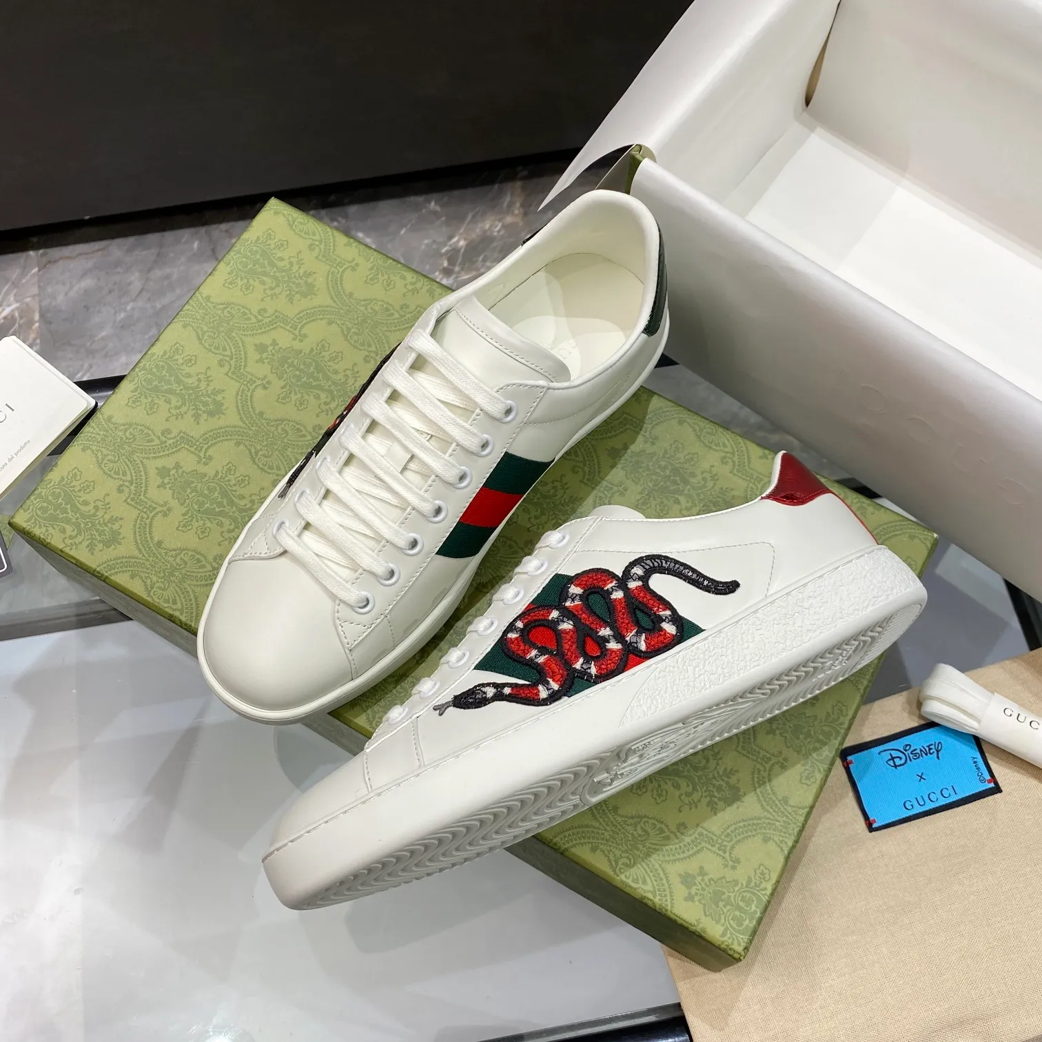 👟👟Ex-factory price 440👟👟 Men's size +10 Gucci's GG white shoes, the same style as Ni Ni, have been popular in recent years; new colors are constantly updated; stars, Internet celebrities, live broadcasts, etc. will definitely plant grass and call them. Classic fashion style, 5D drawing printing; electric embroidery surface, etc... Original customized cowhide color, first layer of cowhide inside, original outsole... Shiny color drawing/electric embroidery surface embellished on the side of the shoe body, package production process‼ Size: Female 35-40# Male 39-46#